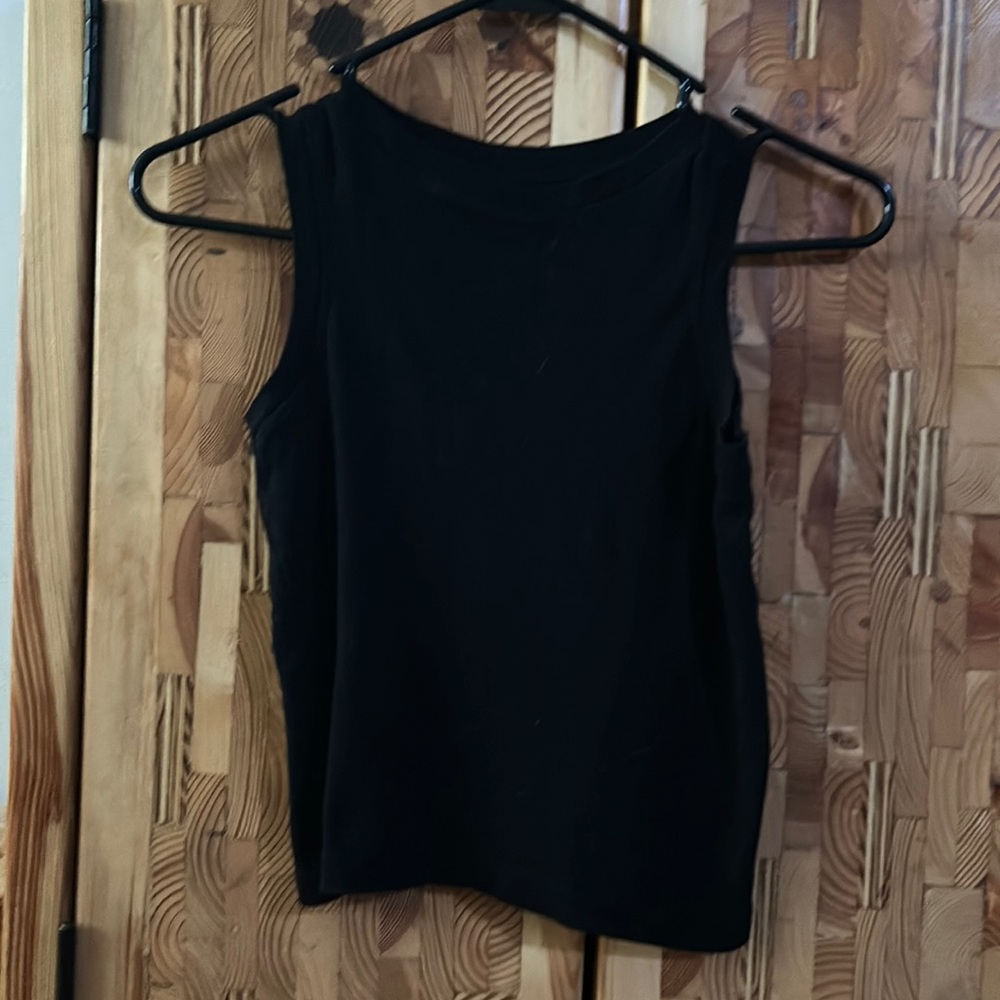 Black cropped tank